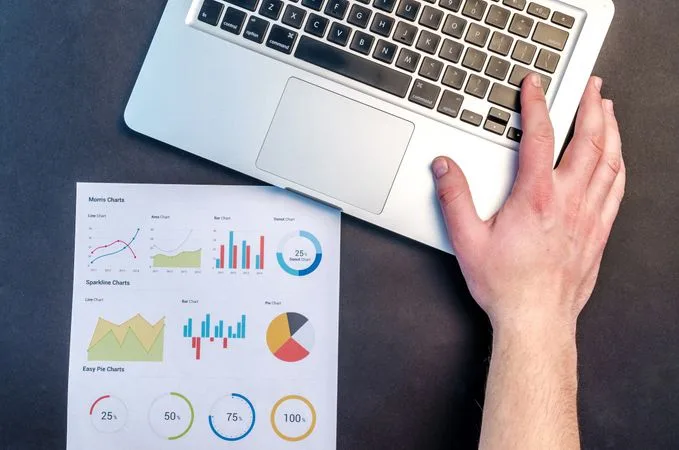 Escritorio con analitica web para evaluar conversiones