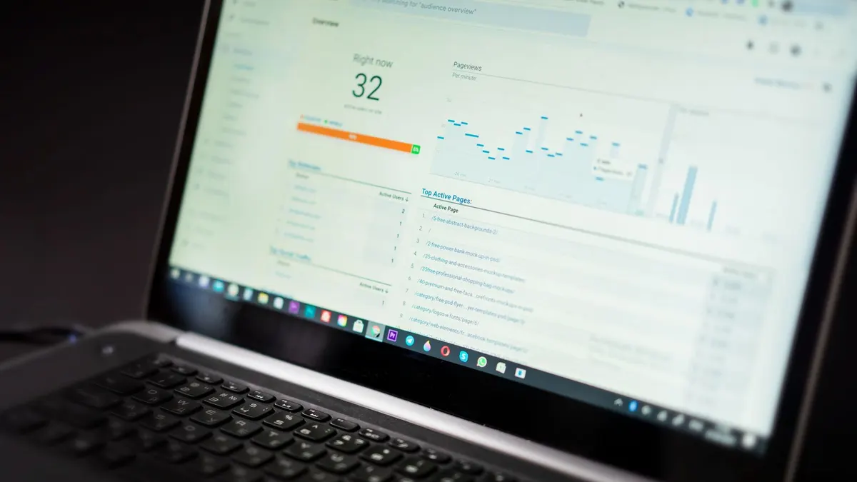 Panel de analítica web mostrando la evolución de visitas y posiciones